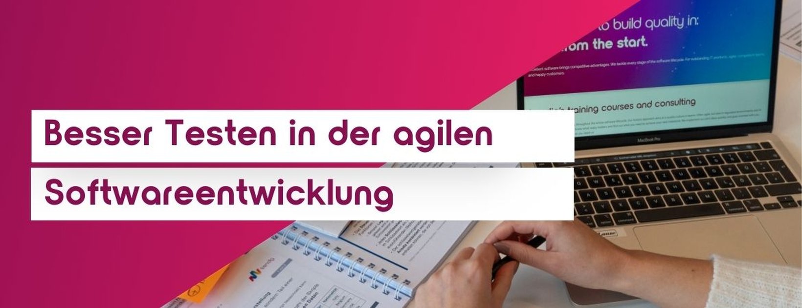 Banner mit Magenta-Weiß-Design und dem Text „Besser Testen in der agilen Softwareentwicklung“. Im Hintergrund ein Laptop und eine Person, die Notizen macht.